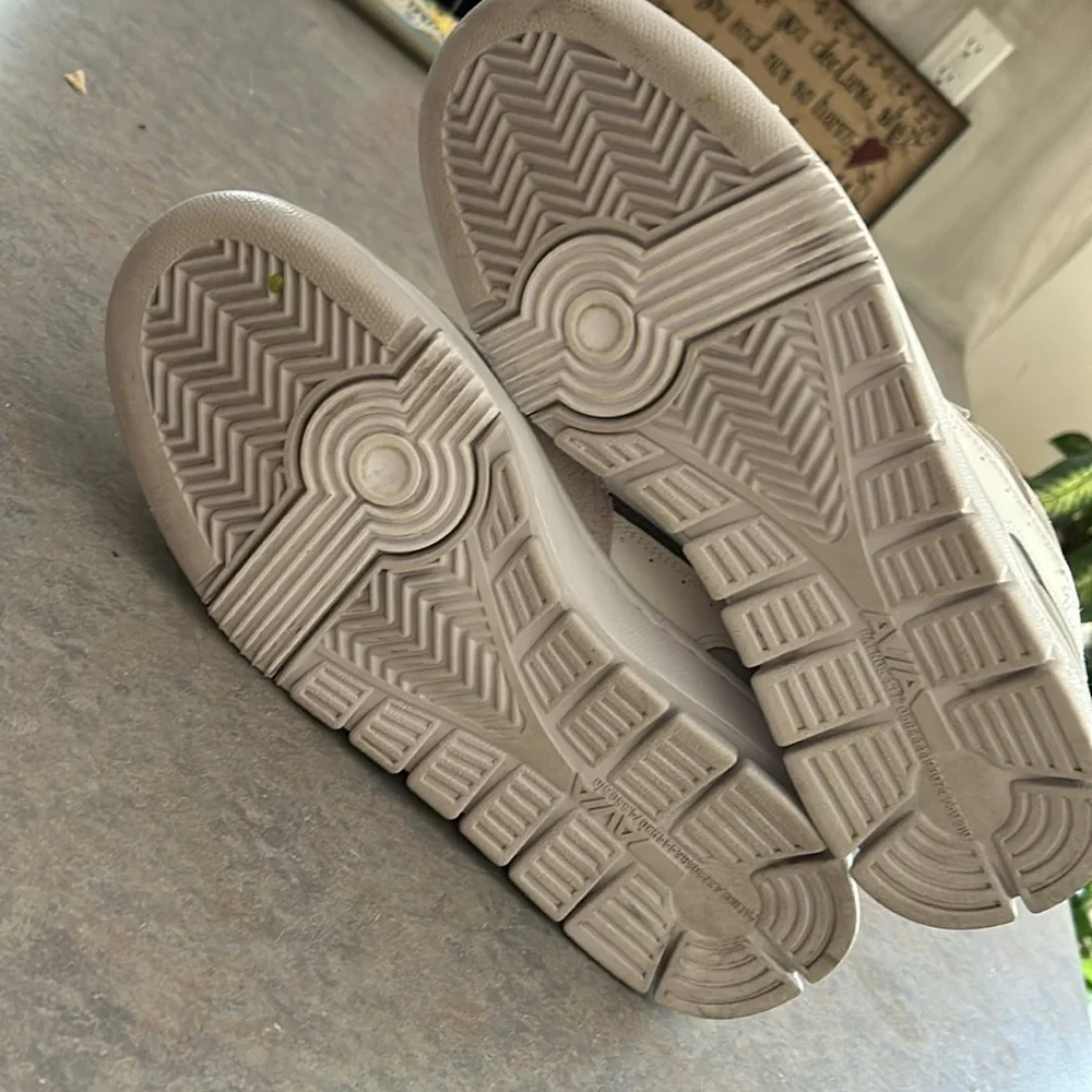 Men’s size 9.5 or woman’s size 11 Avia 715 basketball athletic shoes. - Picture 6 of 8